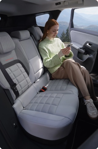 Vista interna posteriore della C5 Aircross che mette in evidenza lo spazio XL, il comfort, il benessere e il design dei sedili premium