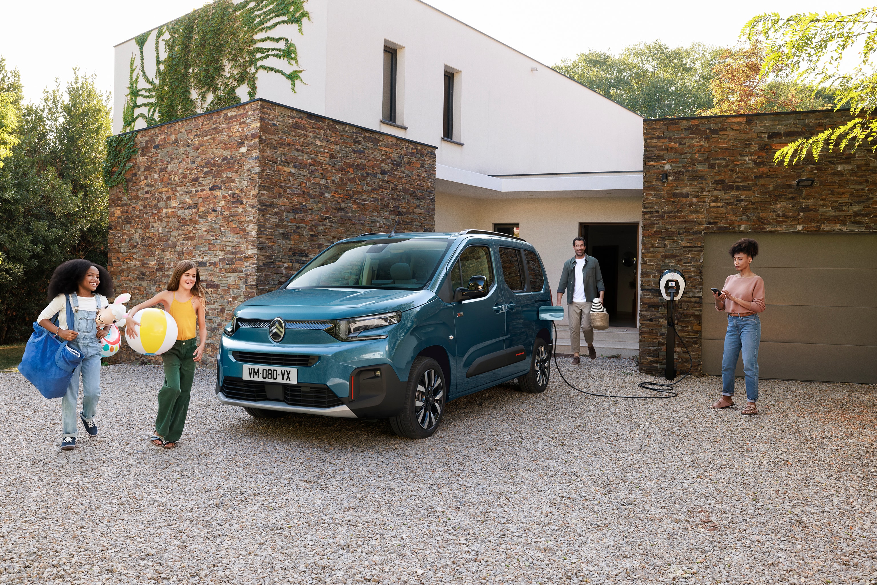 Vista anteriore a tre quarti del Berlingo che mostra la ricarica elettrica, comfort e sicurezza per un uso familiare sicuro e piacevole