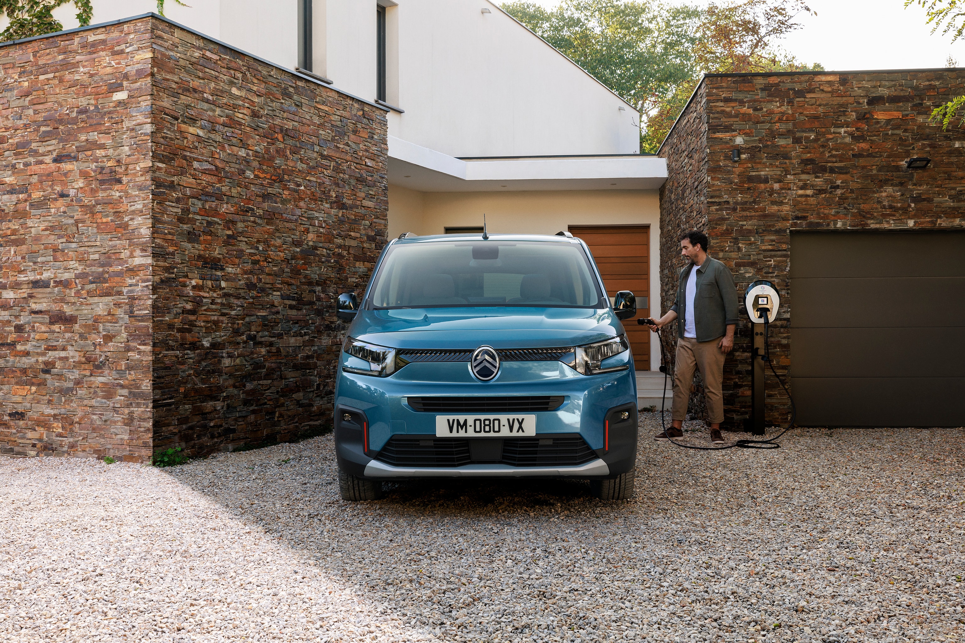 Vista frontale del Berlingo Kiama Blue che mostra la ricarica elettrica domestica, sicurezza, efficienza e tecnologia per un uso familiare quotidiano semplice