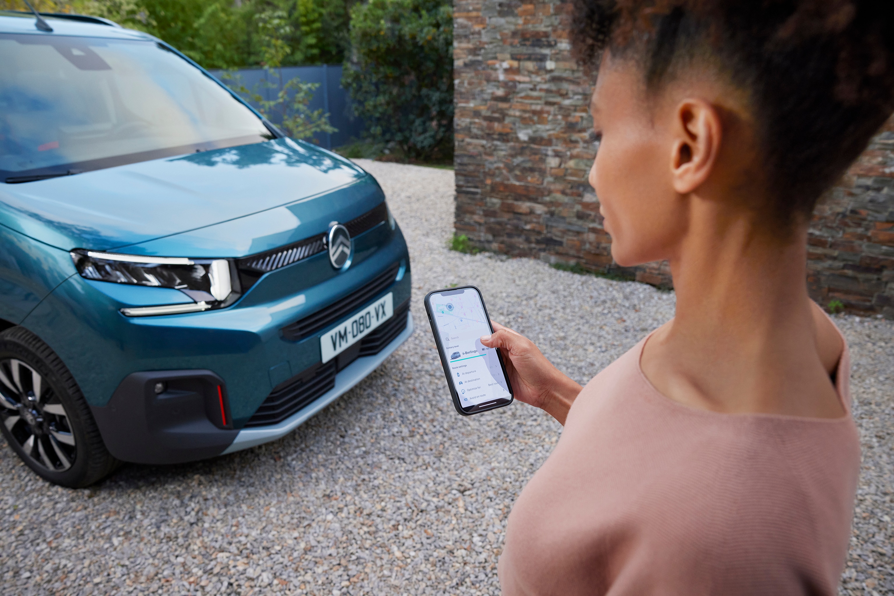Vista di dettaglio del Berlingo che mostra il controllo della ricarica connessa, tecnologia, sicurezza ed efficienza per un uso elettrico comodo