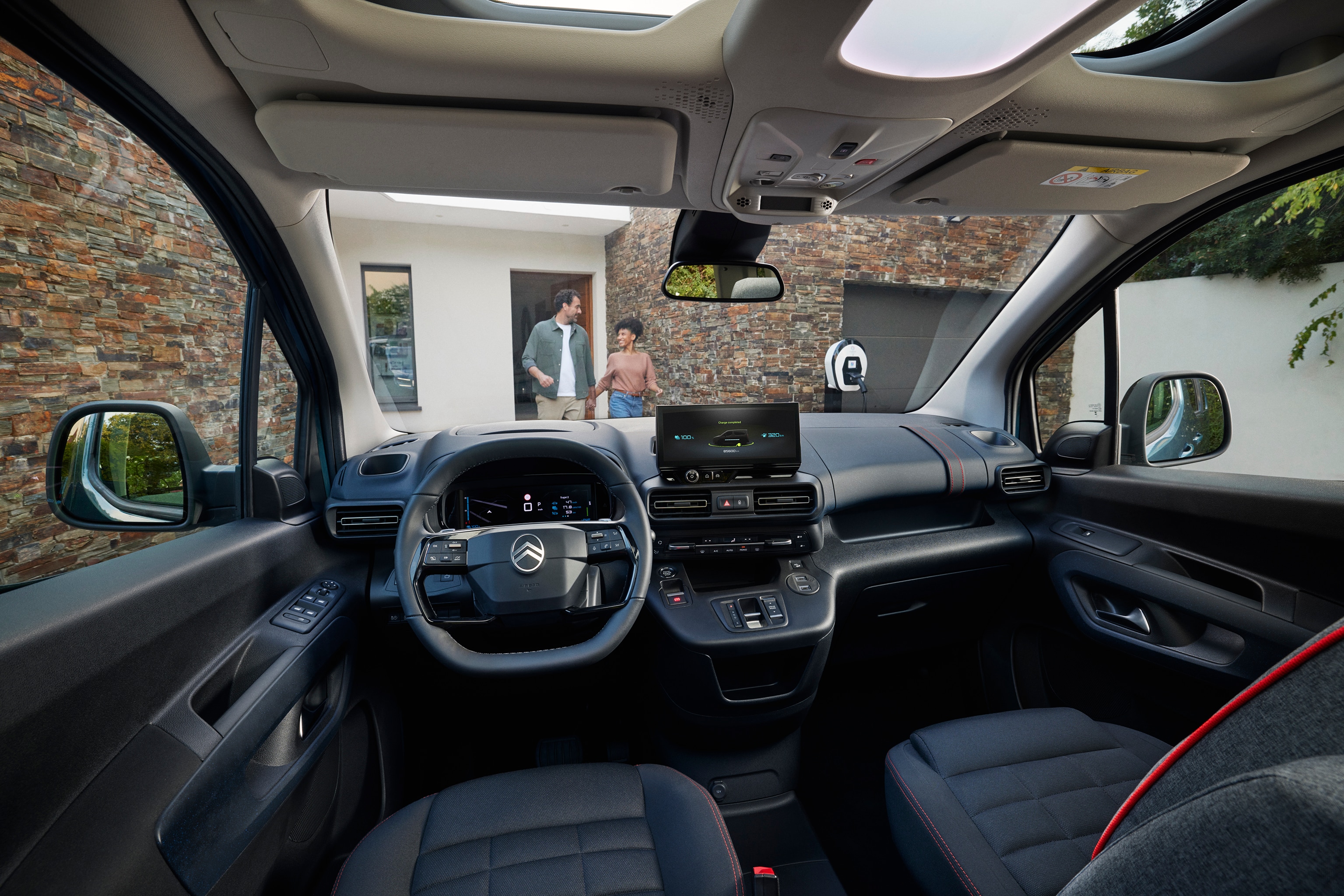 Vista frontale interna del Berlingo che mostra il tetto panoramico, comfort, spazio, connettività e un'esperienza di guida quotidiana migliorata