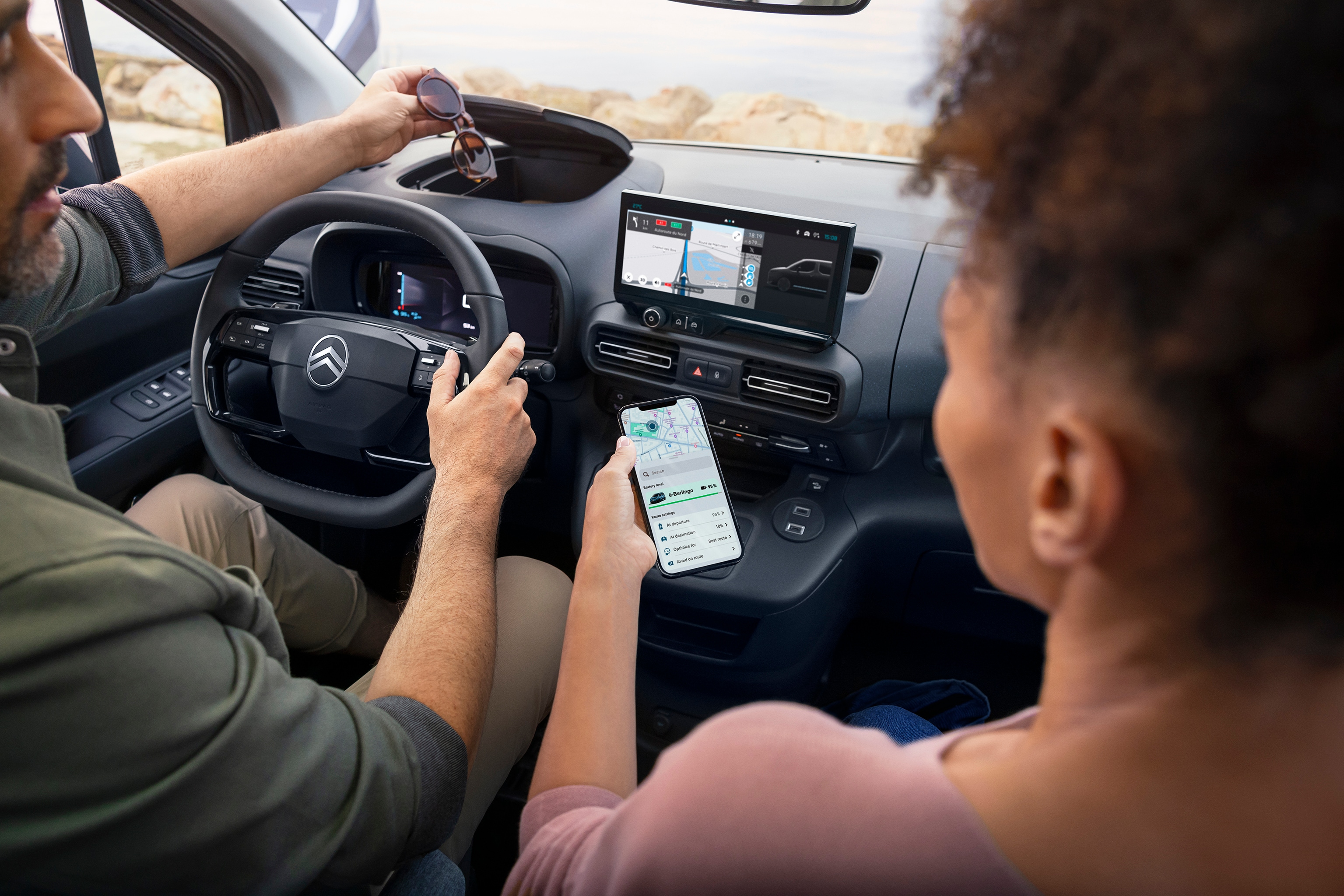 Vista frontale interna del Berlingo che mostra i servizi connessi, l'integrazione smartphone, tecnologia per una guida elettrica fluida