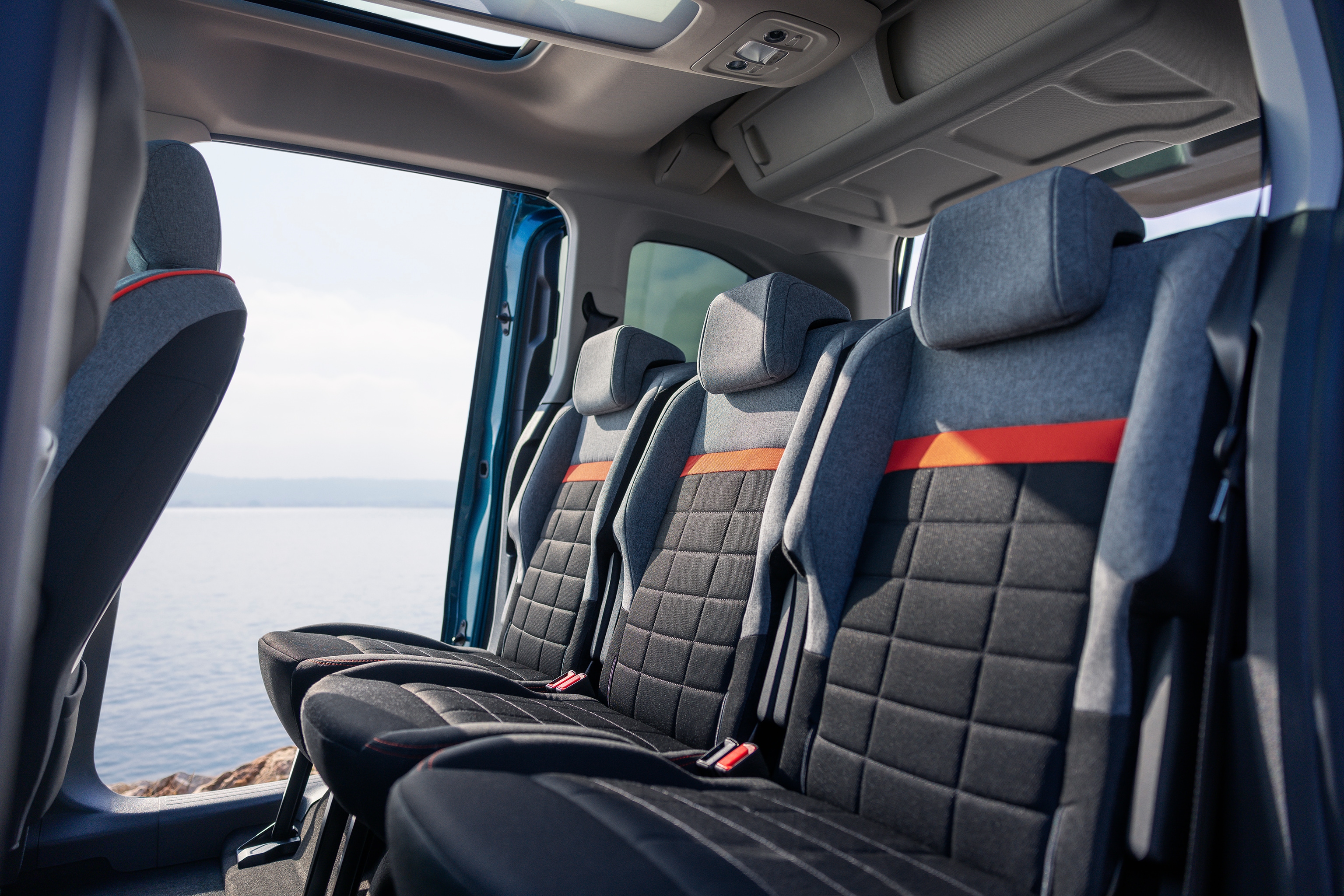 Vista posteriore interna del Berlingo che mette in evidenza i sedili Advanced Comfort, spazio, supporto e un benessere familiare migliorato