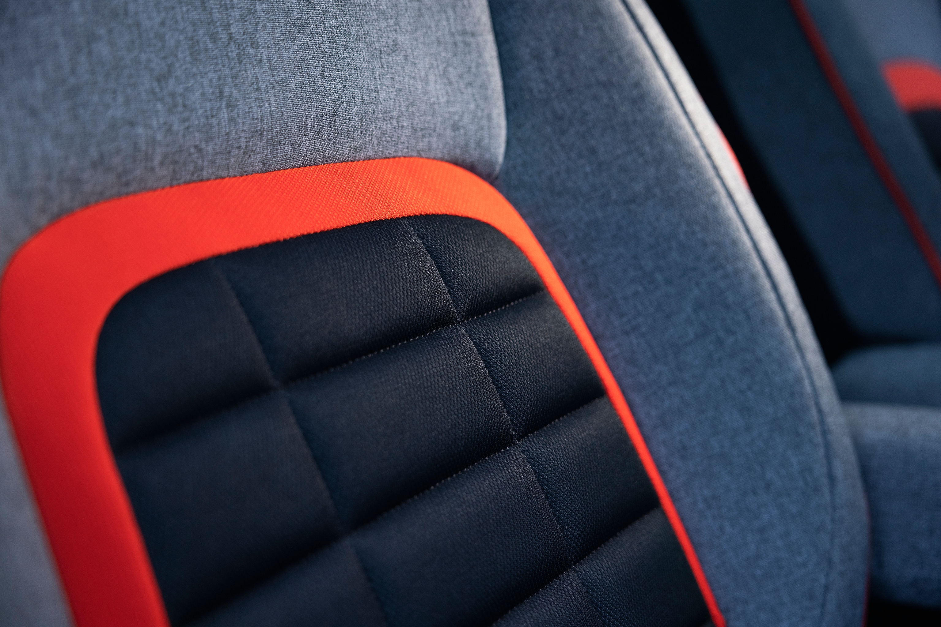 Vista di dettaglio del sedile del Berlingo che mette in evidenza la tappezzeria Advanced Comfort, supporto, design e comfort a bordo migliorato