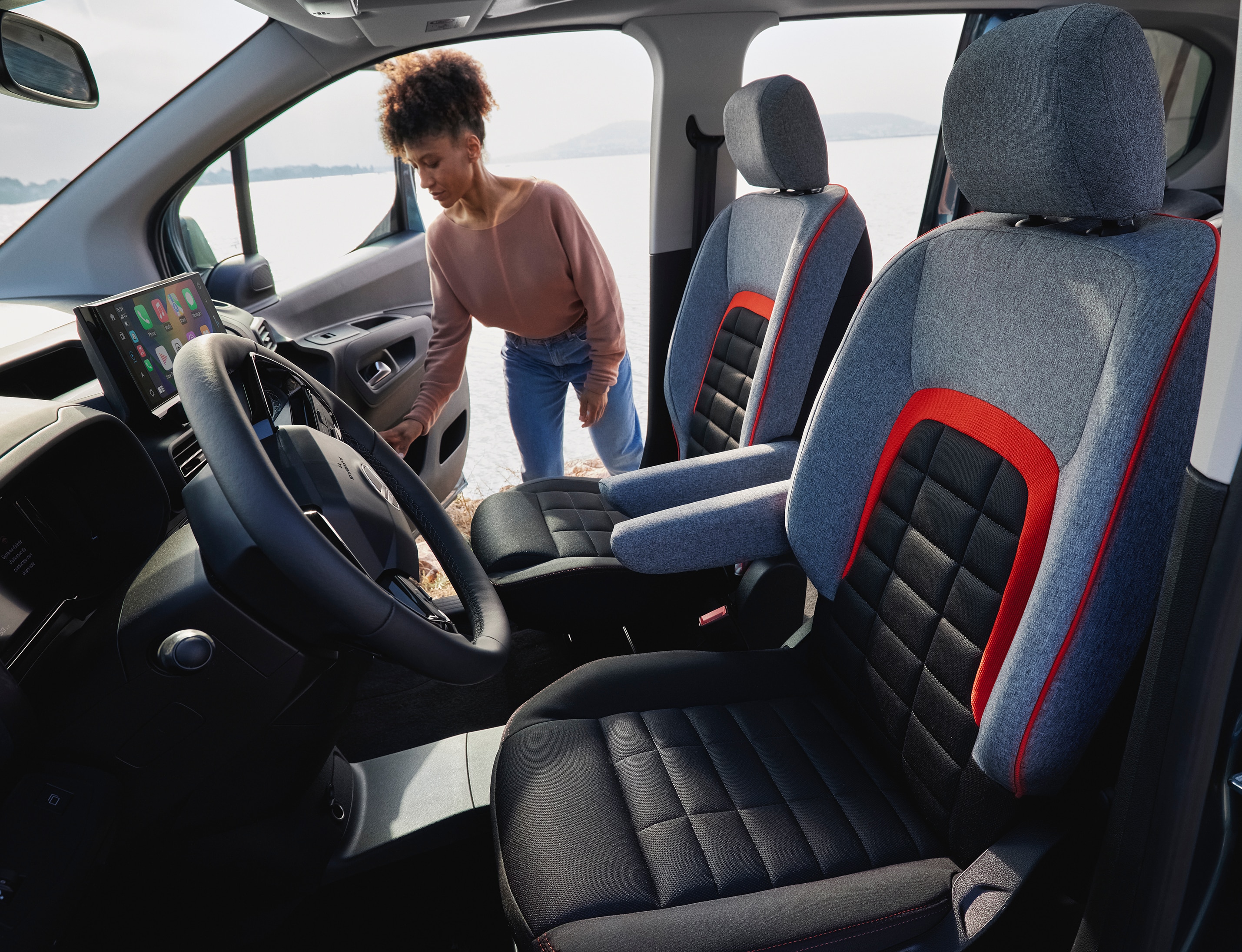 Vista frontale interna del Berlingo che mette in evidenza i sedili Advanced Comfort, facilità di accesso, sicurezza e un'esperienza di guida quotidiana migliorata
