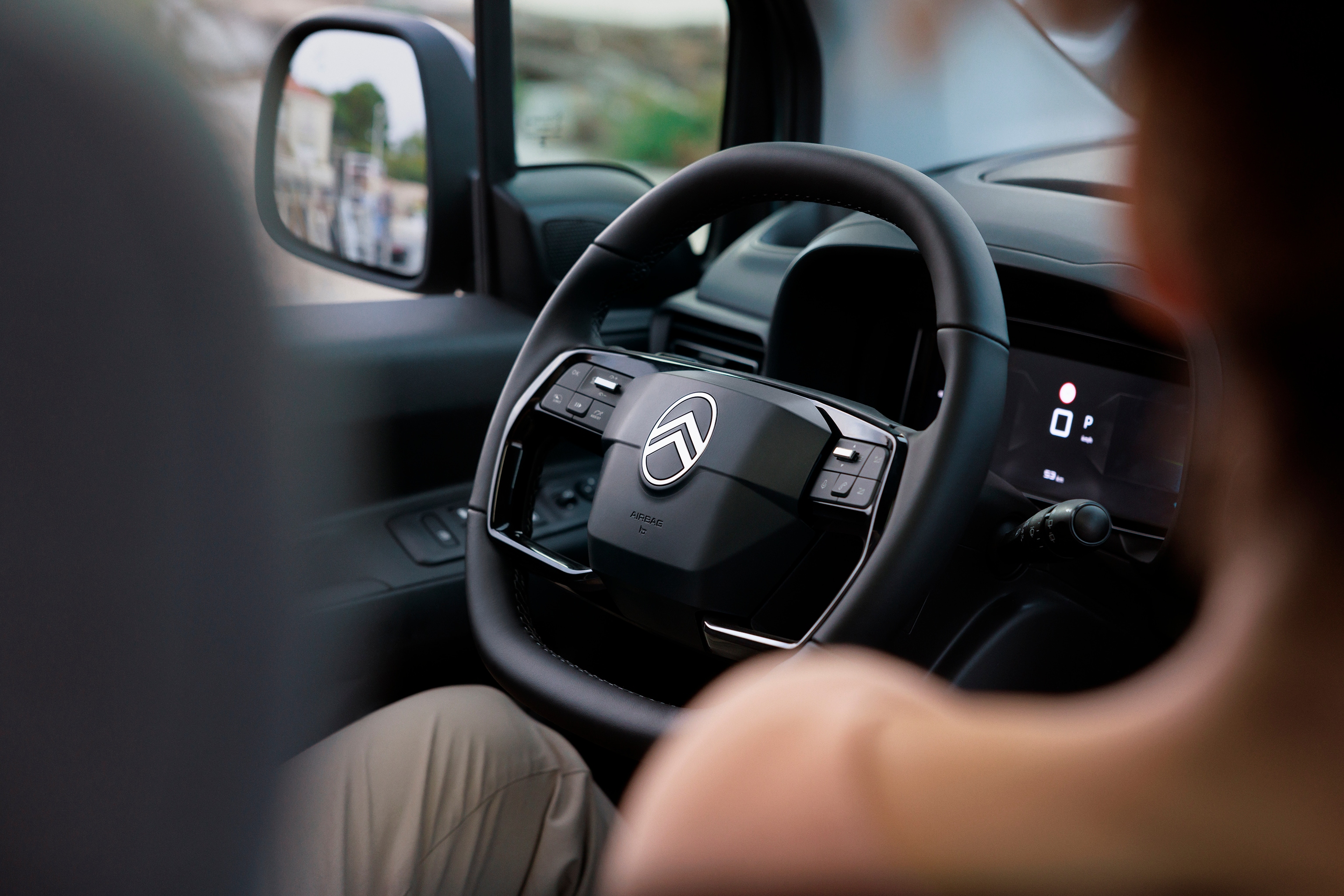 Vista dal guidatore del Berlingo che mostra il volante ergonomico, comfort, sicurezza, tecnologia e un'esperienza di guida quotidiana più fluida