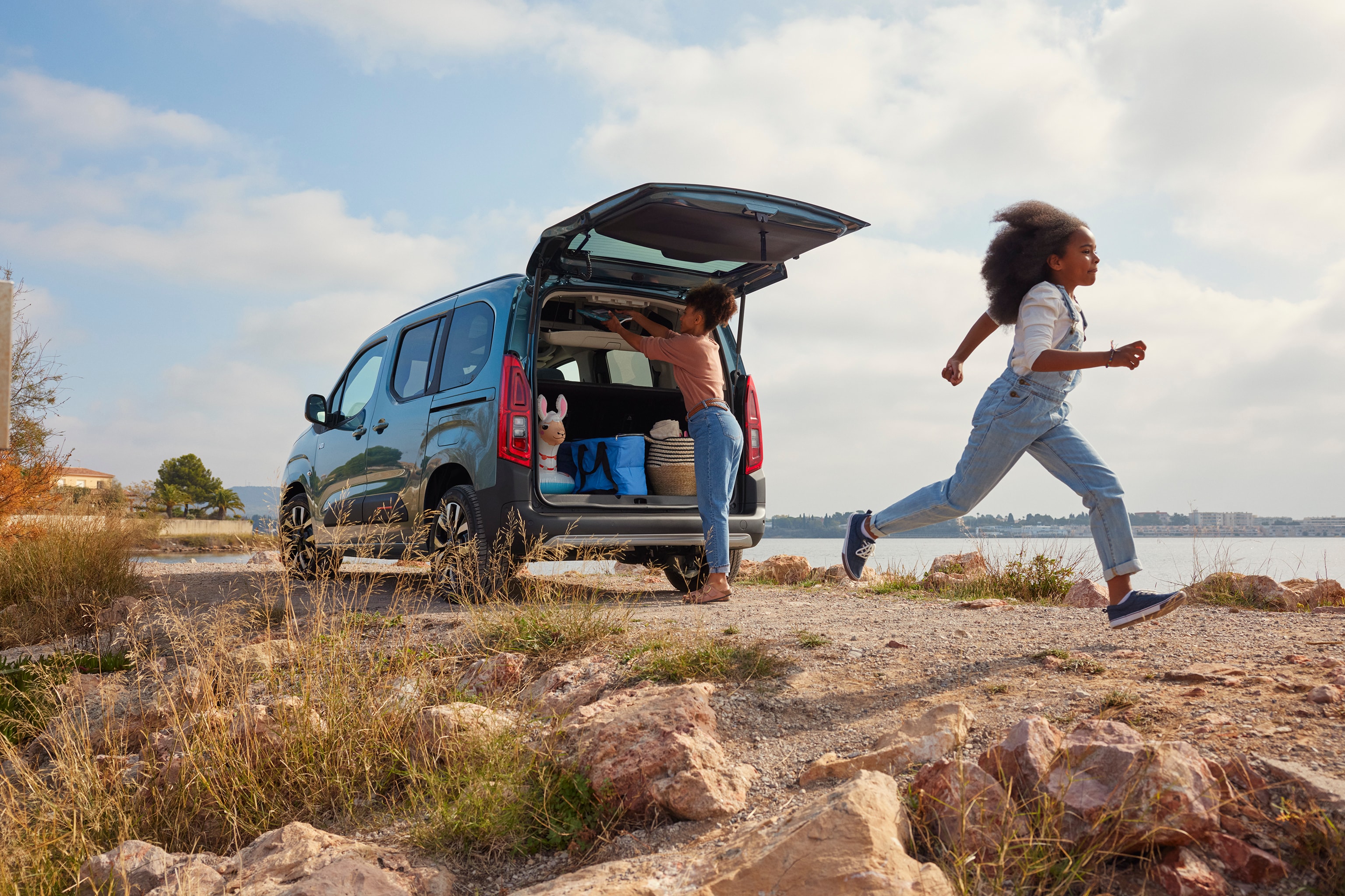 Vista posteriore a tre quarti del Berlingo che mette in evidenza l'ampio accesso al bagagliaio, praticità, sicurezza, efficienza e uso familiare versatile