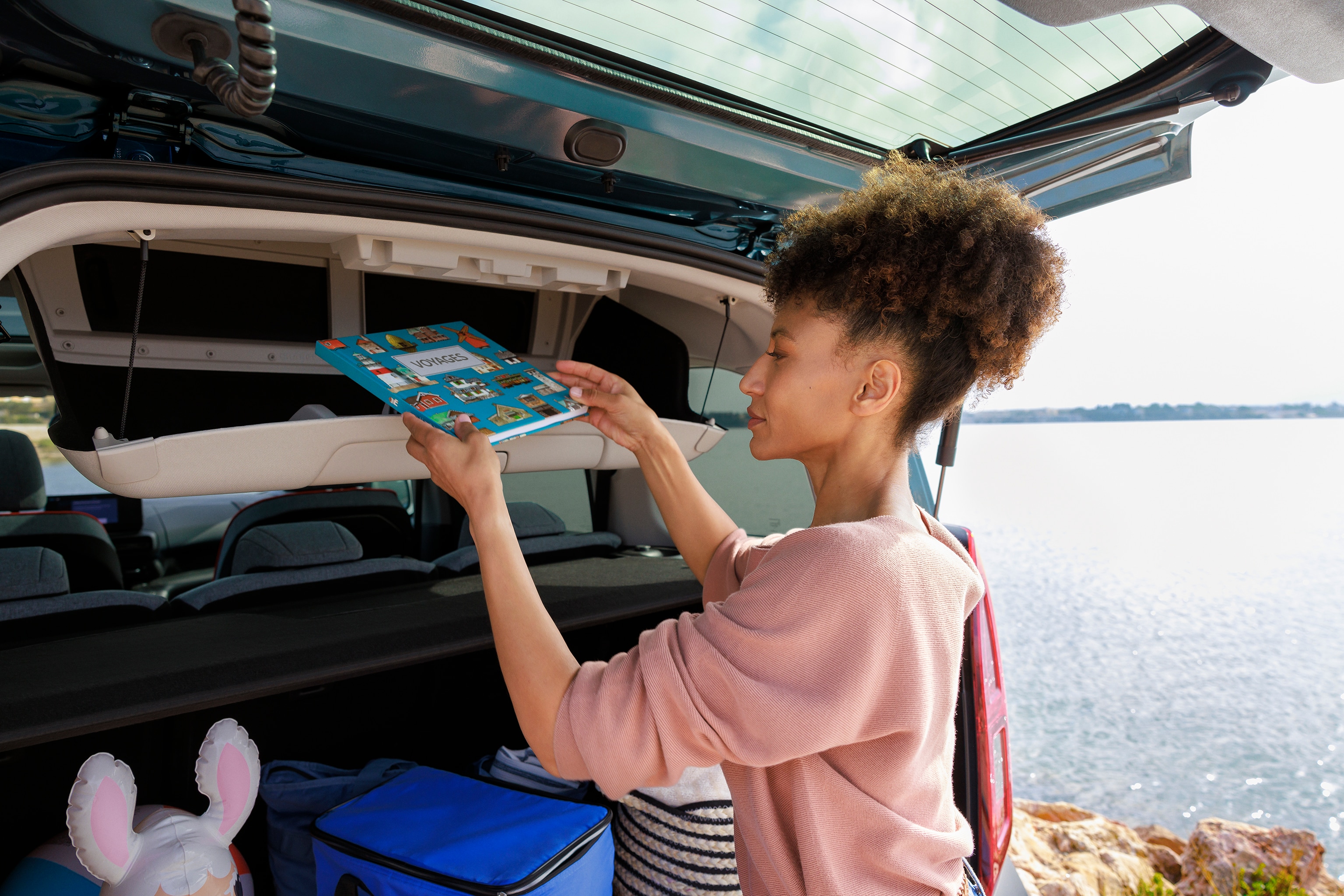 Vista posteriore interna del Berlingo che mostra il pratico accesso al carico, comfort, sicurezza e un'organizzazione familiare quotidiana efficiente