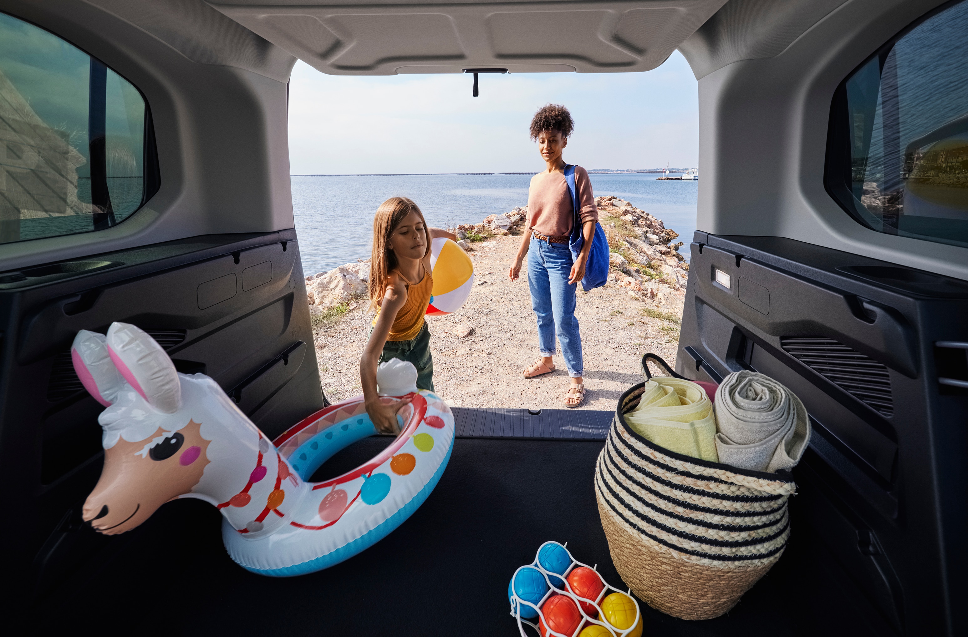Vista posteriore del Berlingo che mette in evidenza l'ampia capacità del bagagliaio, praticità, sicurezza e praticità familiare quotidiana sicura
