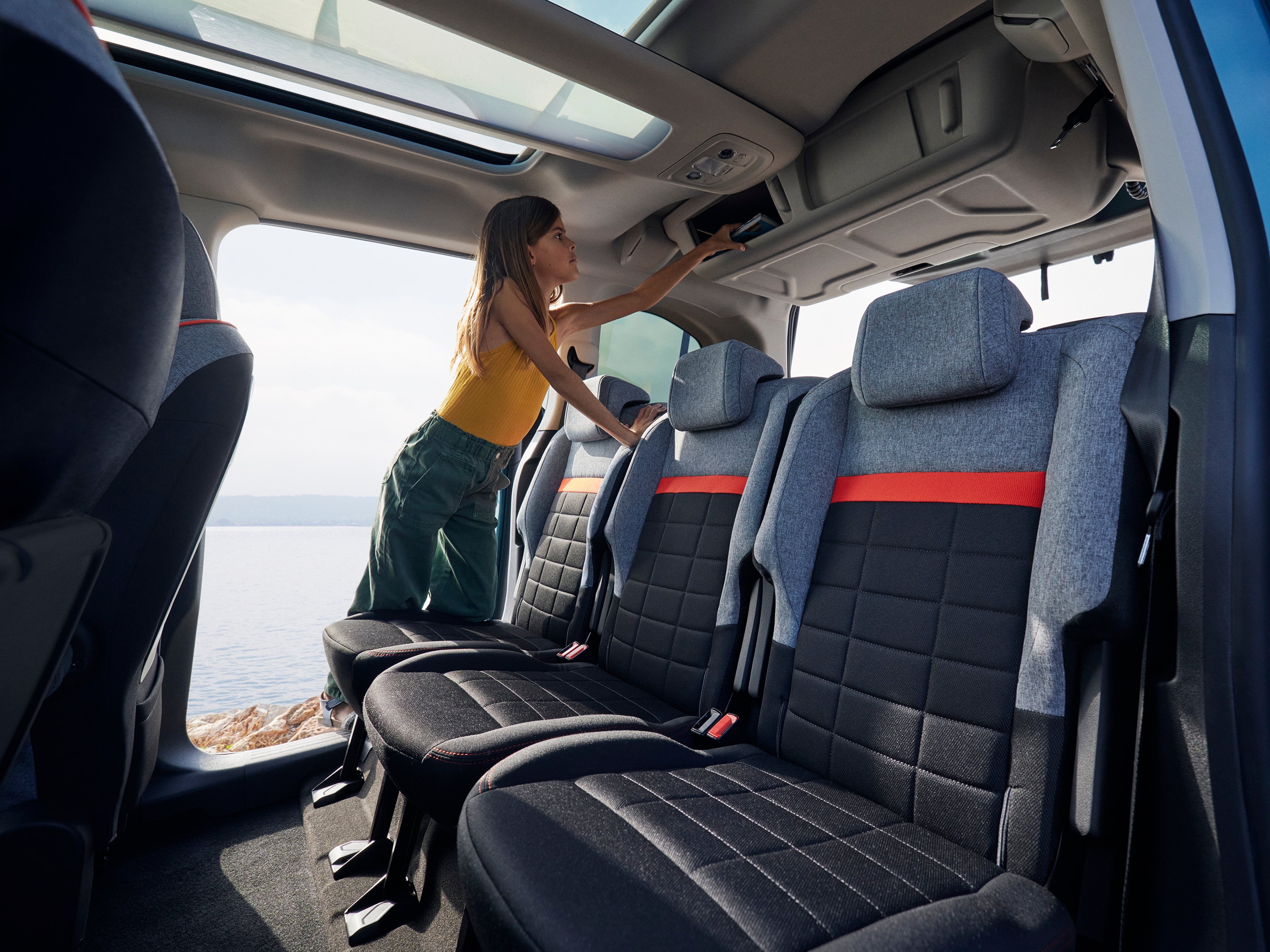 Vista posteriore interna del Berlingo che mette in evidenza il vano portaoggetti overhead, comfort, praticità e una praticità familiare quotidiana migliorata
