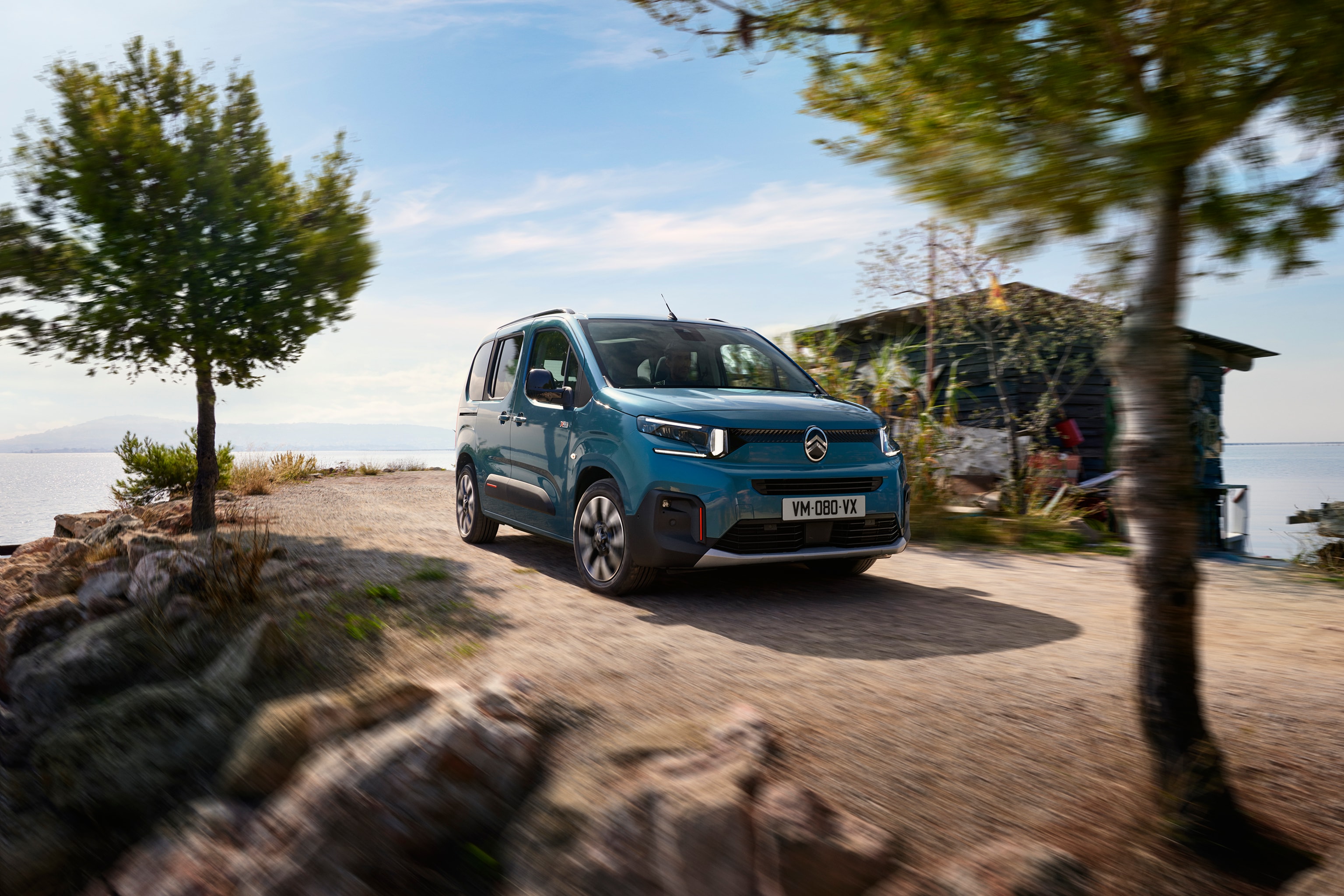Vista anteriore di tre quarti del Berlingo che mostra la ricarica elettrica, il comfort e la sicurezza per un utilizzo familiare sicuro