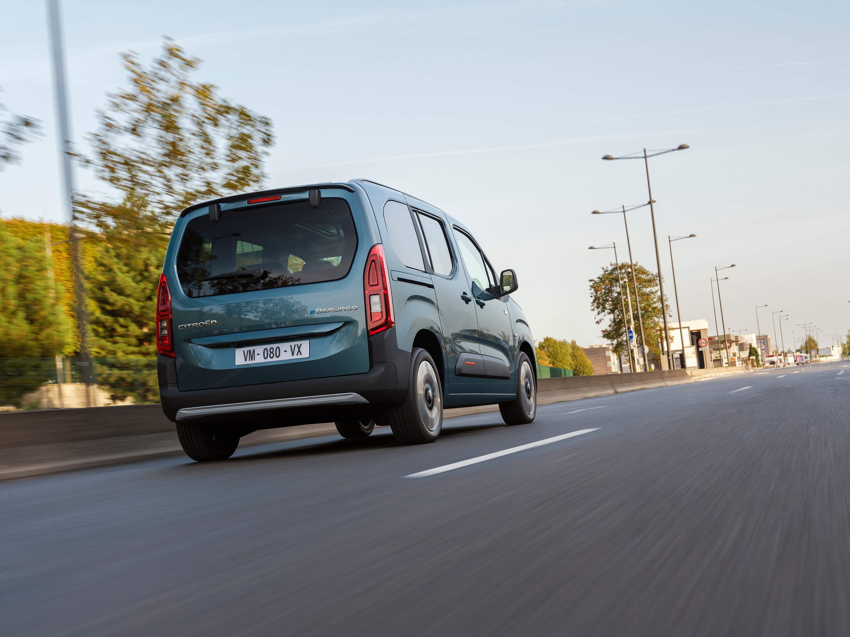 Vista interna anteriore del Berlingo che mostra i servizi connessi, l'integrazione dello smartphone e la tecnologia per una guida elettrica fluida