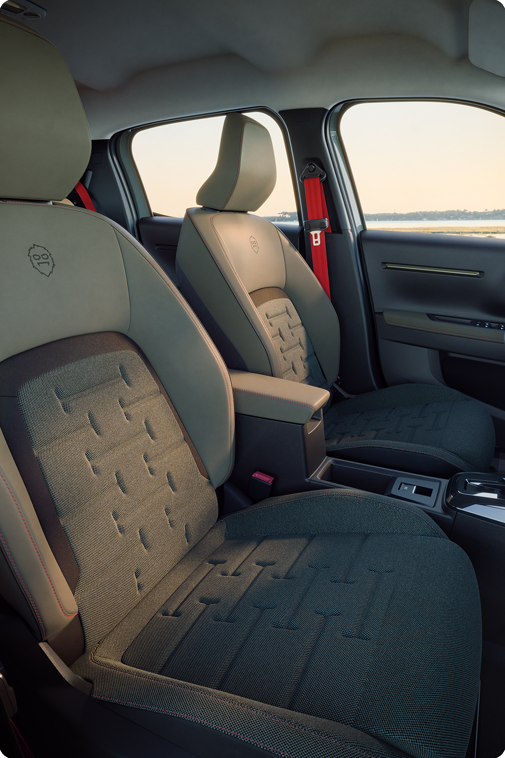 Vista anteriore dell’abitacolo di Citroën C3 Outdoor con sedili Advanced Comfort e un interno spazioso da SUV compatto per tutti i tuoi viaggi