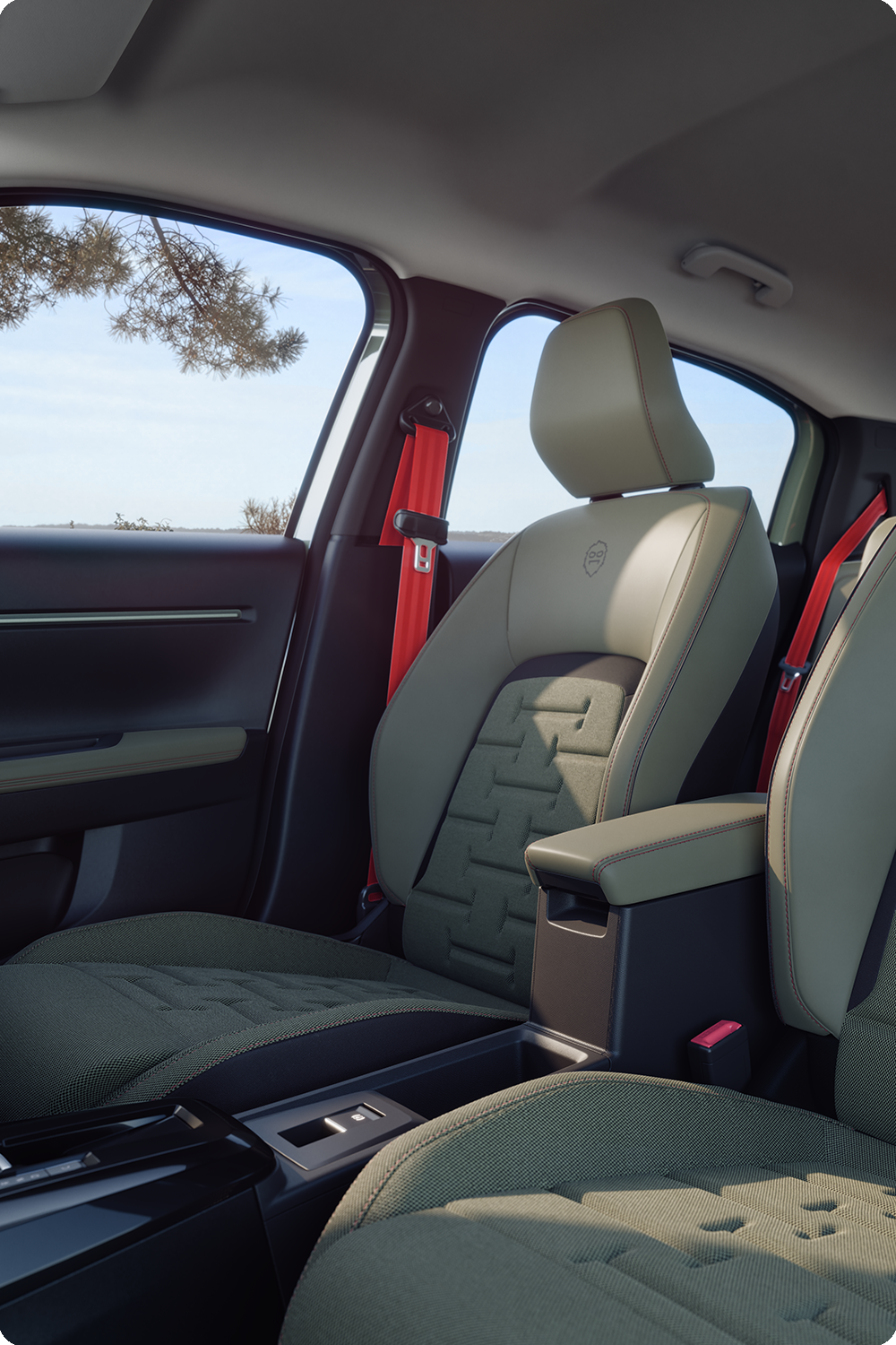 Primo piano dei sedili posteriori di Citroën C3 Aircross Outdoor con cinture di sicurezza rosse: comfort, spaziosità e design fresco per tutti