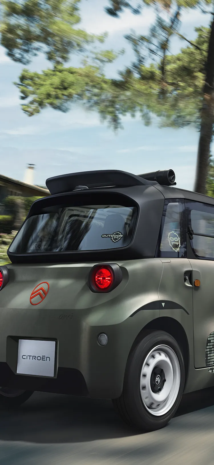 Vista posteriore di tre quarti di Citroën Ami Outdoor, microcar compatta, elettrica e accessibile, dal design innovativo per la mobilità urbana