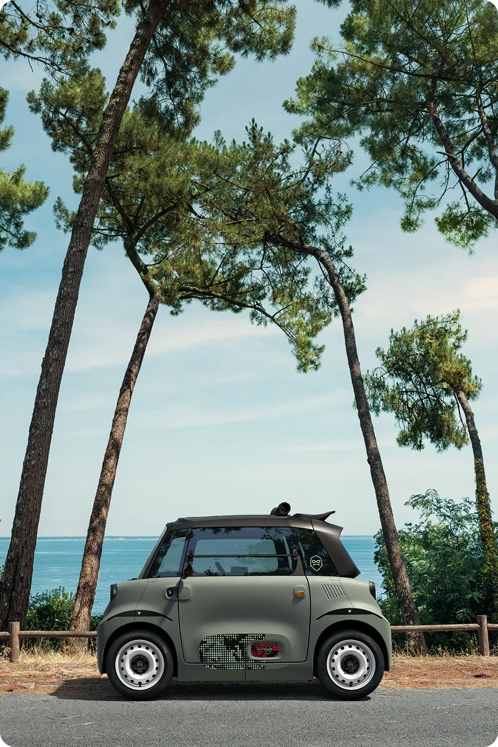 Vista laterale di Citroën Ami Outdoor, microcar compatta, elettrica e accessibile, dal design innovativo per la mobilità urbana sul mare