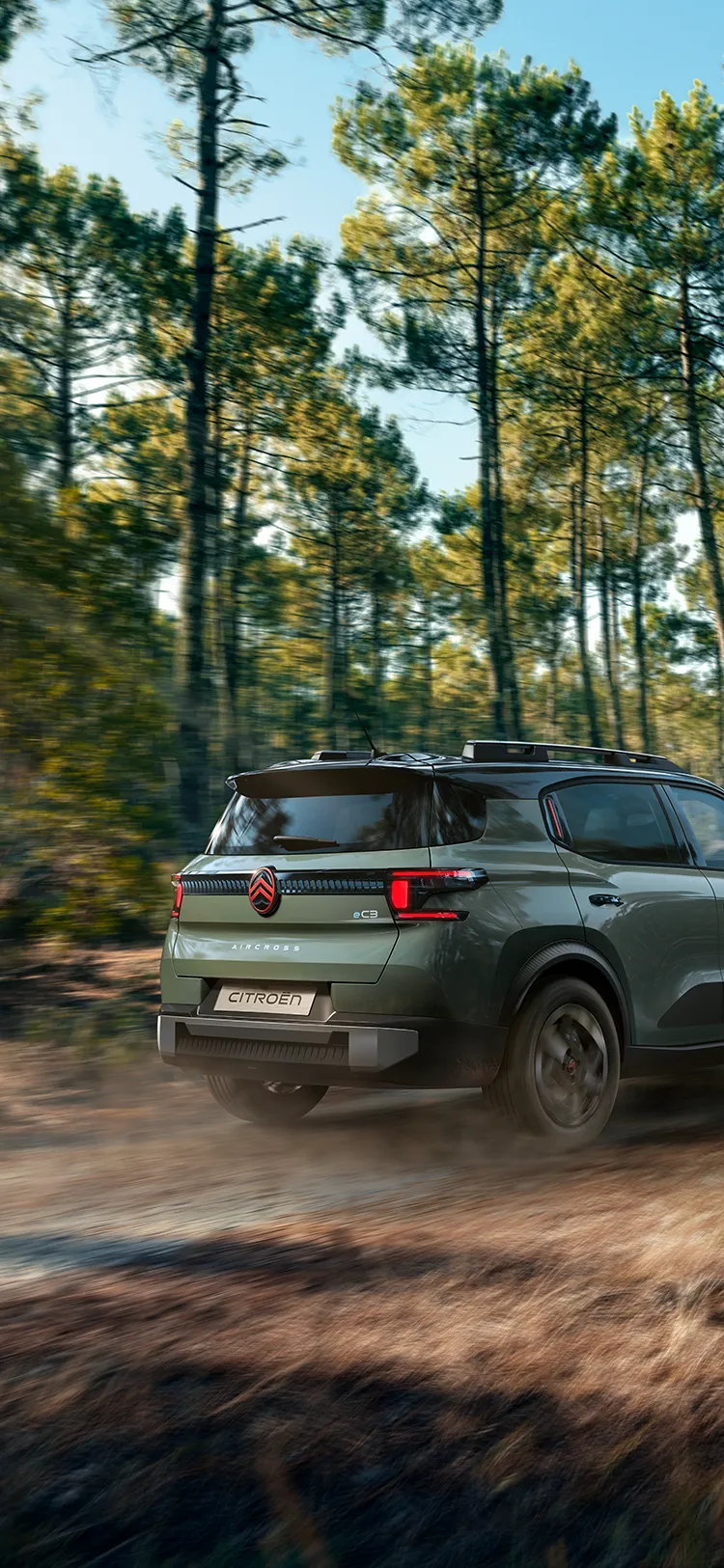 Vista posteriore di tre quarti di Citroën C3 Aircross Outdoor, SUV robusto, versatile e confortevole, dal carattere innovativo per le tue fughe