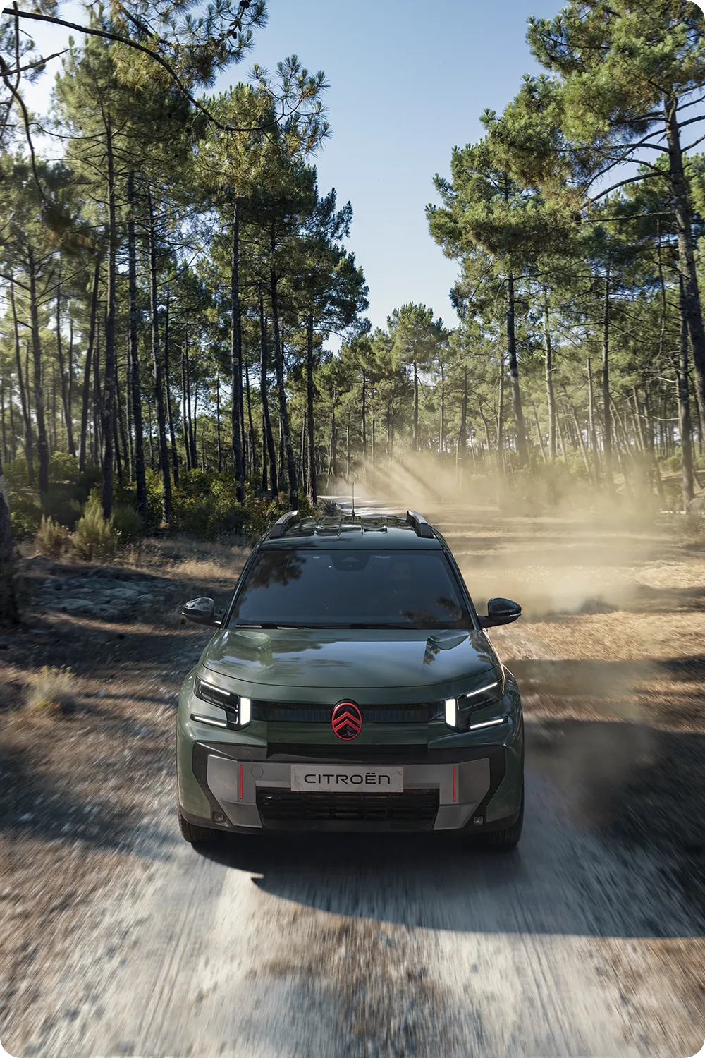 Vista aerea anteriore di Citroën C3 Aircross, SUV robusto, versatile e confortevole, con capacità innovative per le avventure all’aria aperta
