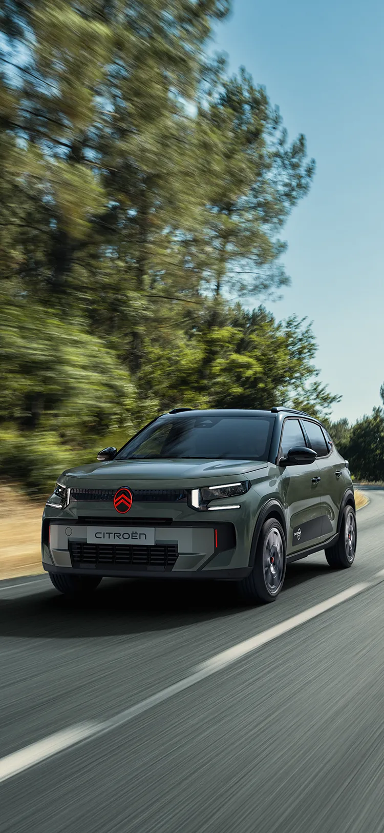 Vista anteriore di tre quarti di Citroën C3 Outdoor, berlina robusta, versatile e confortevole dal look crossover e dallo stile innovativo per le avventure all’aria aperta