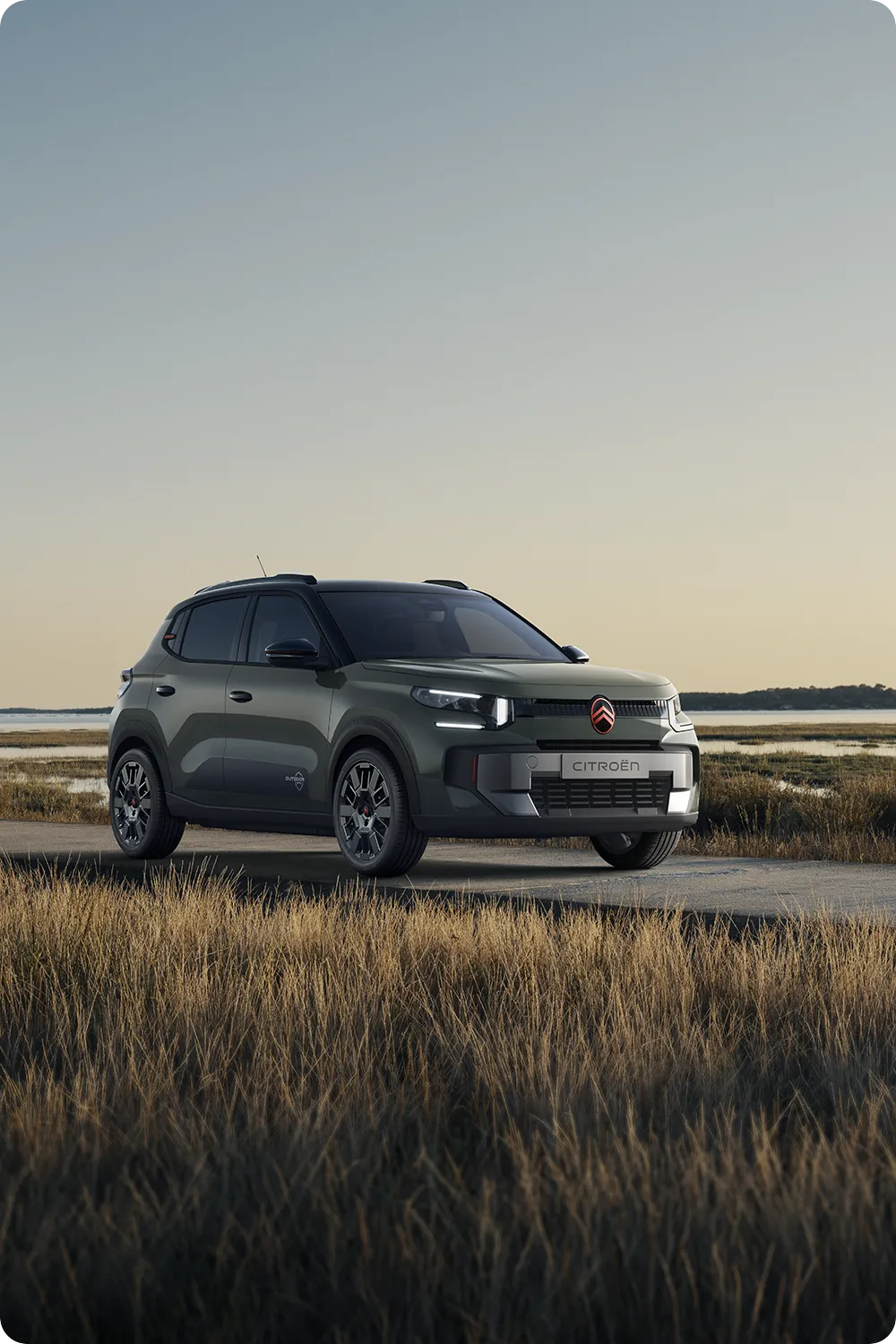 Vista anteriore di tre quarti di Citroën C3 Outdoor, crossover robusto, versatile e confortevole, dallo stile innovativo per i viaggi sulla costa