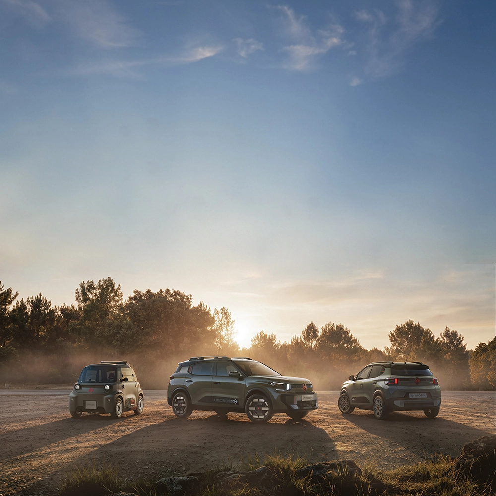 Vista di tre quarti della gamma Citroën, spaziosa, versatile e confortevole, dal carattere Outdoor innovativo: C3 Outdoor, C3 Aircross Outdoor e Ami Outdoor.