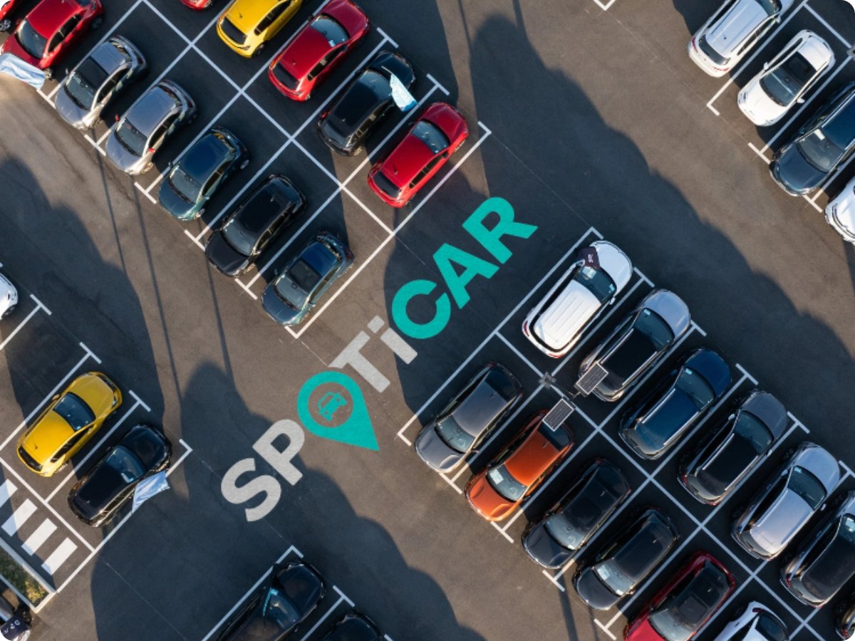 Vista dall'alto di un parcheggio di auto usate certificate che illustra la selezione Citroën SPOTICAR approvata per la C5 Aircross