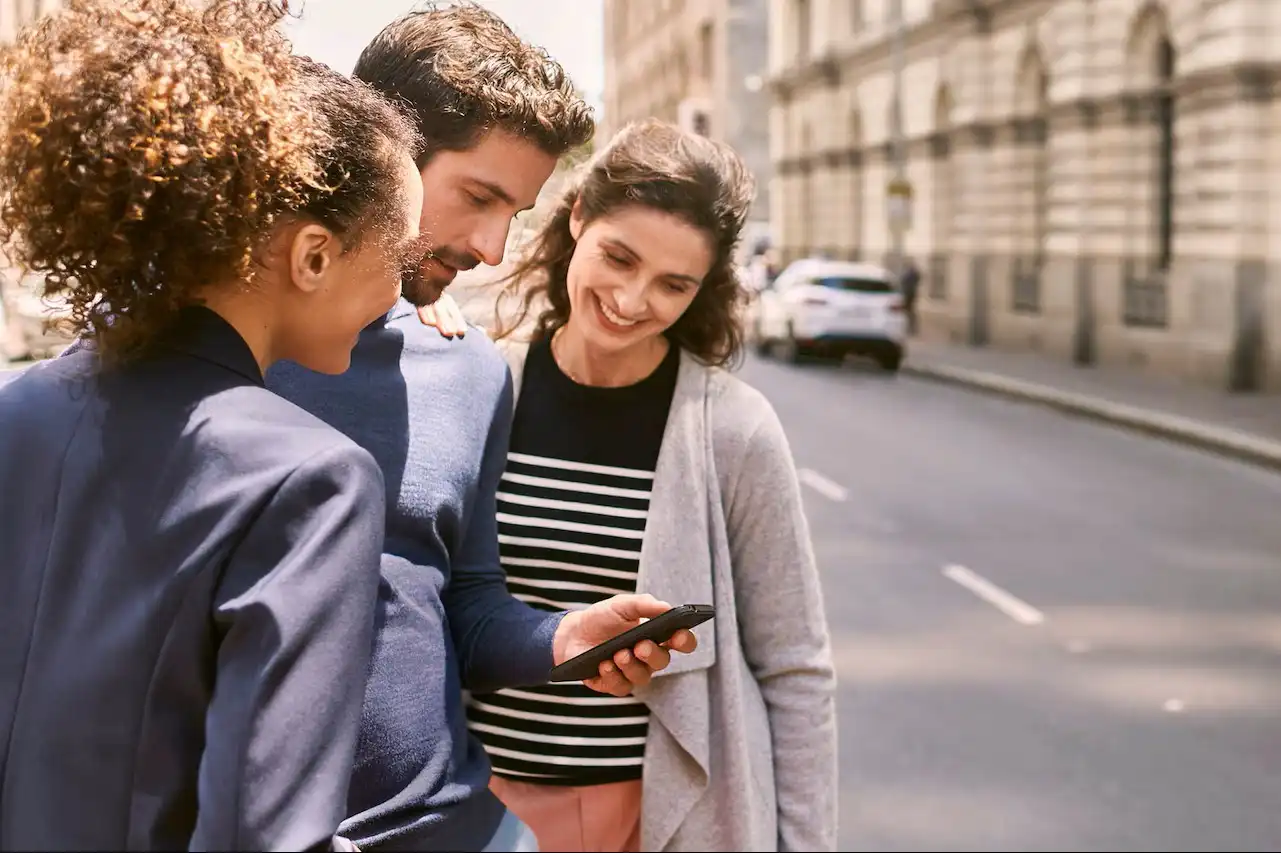 Persone che utilizzano uno smartphone, che illustra access to vehicle information e services con l'app My Citroën