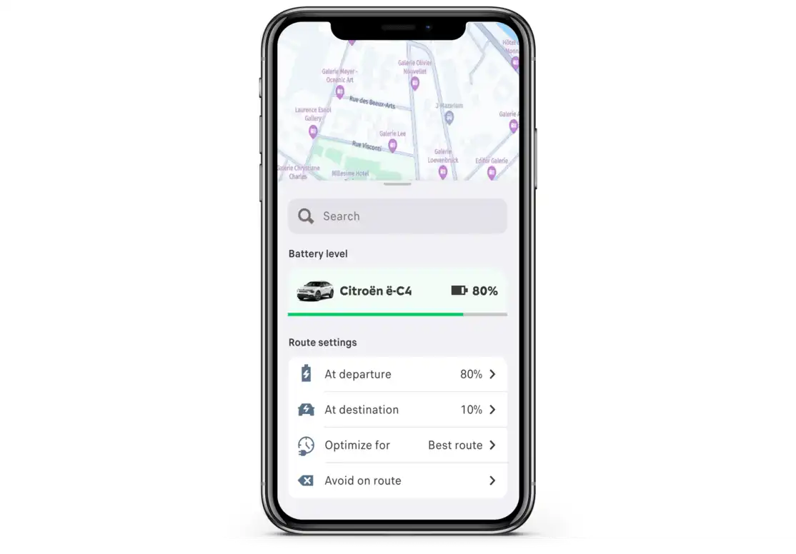 Smartphone screen displaying un pianificatore di percorsi elettrici con soste di ricarica, che illustra e‑ROUTES by Free2move Charge