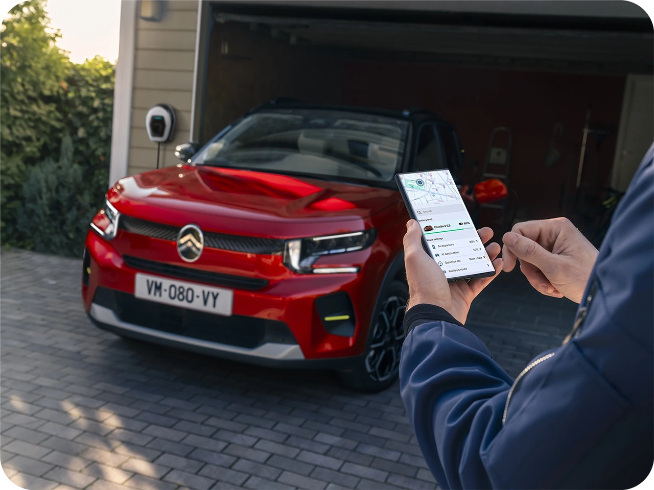 veicolo Citroën parcheggiata in un ambiente montano, che illustra remote assistance e connected security services