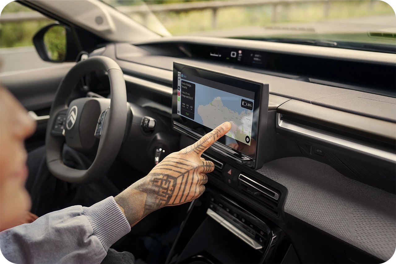 Smartphone utilizzato per illustrare digital maintenance monitoring e vehicle status updates via connected services