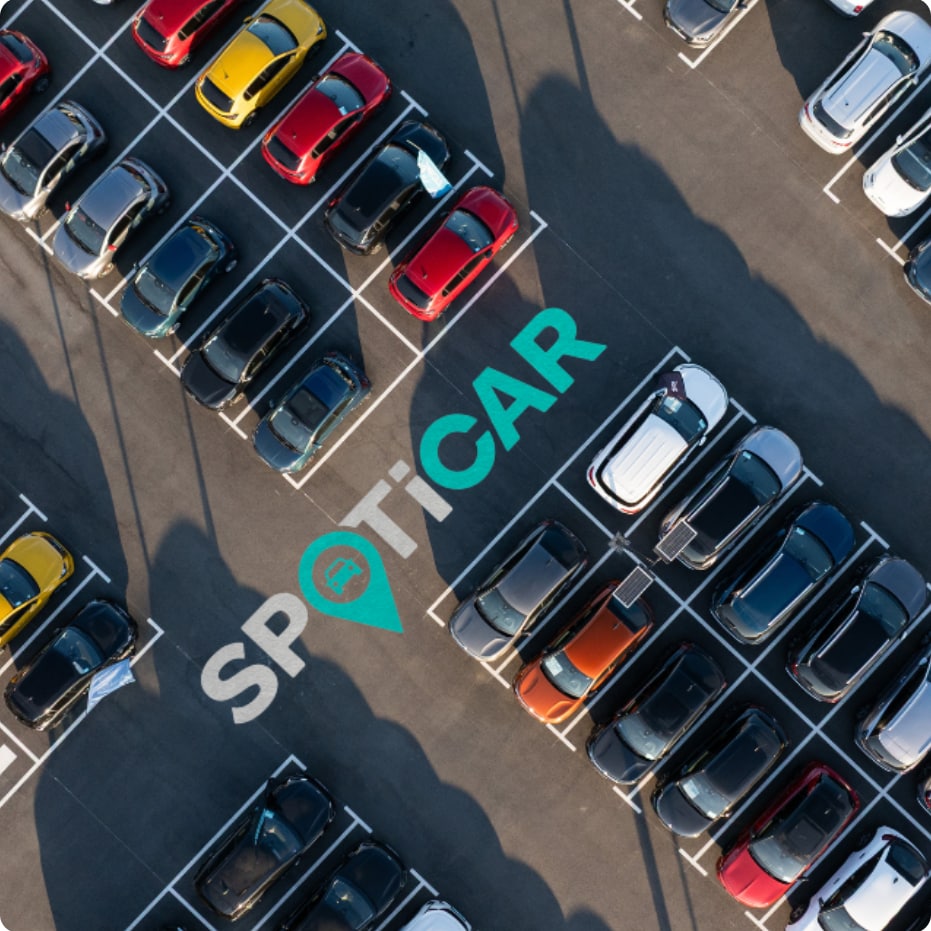 Vista aerea di un’area parcheggio Spoticar che mostra veicoli usati ispezionati e disponibili, con garanzie trasparenti e affidabili per il cliente.